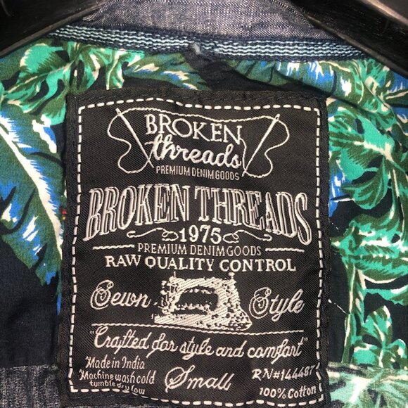 BROKEN THREADS Hawaiian Shirt Button up Size Small Red Parrot in the Trees Blue - Picture 5 of 8